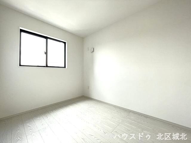 【5.2帖洋室】
自然光が穏やかに差し込み、落ち着いた雰囲気の中でゆっくりとくつろげる静かな空間です