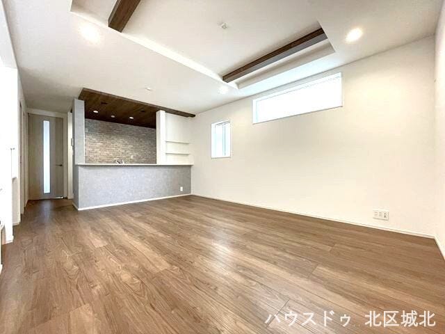 リビングとダイニングキッチンがワンフロアに集まった開放的な空間。
できた料理をすぐに食卓へ運べるのも嬉しいところです。