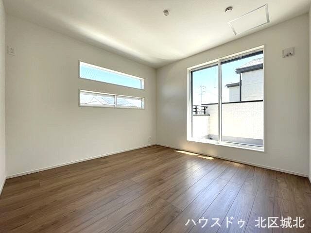 【6.1畳洋室】
バルコニーへ出入りのすることが出来るお部屋です。