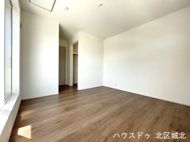 【6.1畳洋室】
やさしい光に包まれる洋室。
心地よい毎日を過ごせる空間です。