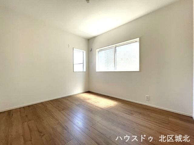 【5.2畳洋室】
子どもの好きな色や柄、デザインを取り入れることで
居心地の良い空間にできちゃいます◎