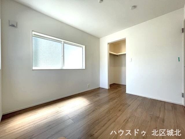【5.2畳洋室】
白を基調としたお部屋には、どんなインテリアも合わせやすく、
開放感や清潔感ある空間にしてくれます。