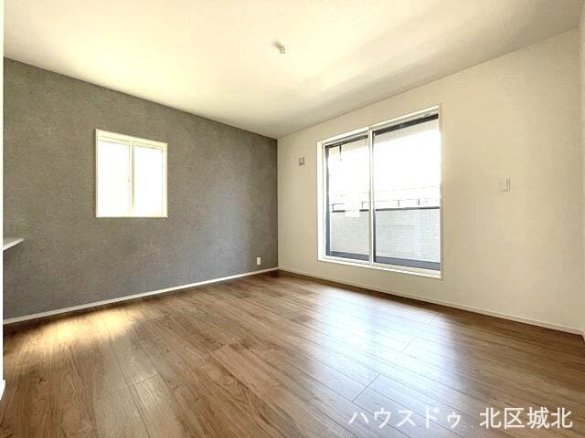【7.3畳洋室】
バルコニーに面したお部屋です。
お天気のいい日にはたっぷりと陽を取り込むことができ、
ベッドの上のお布団もふかふかになりそうですね。