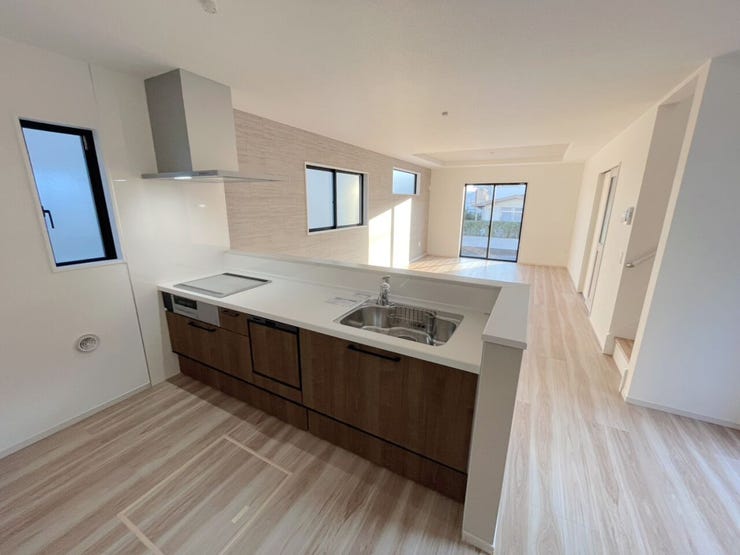 \家族との会話が弾むキッチン/
リビングを見渡せる開放的な設計で、料理中も安心。収納力も備え、毎日の家事が快適になる使いやすい空間です。