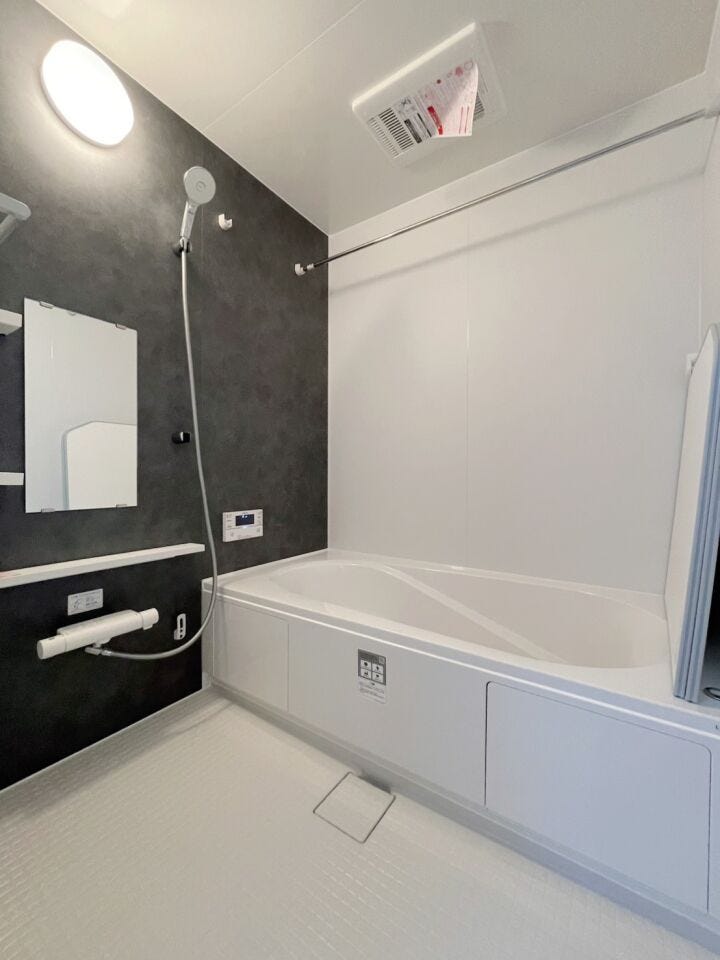 \一日の疲れを癒すバスルーム/
ゆったりとくつろげる浴室空間。清潔感のあるデザインと快適な設備で、毎日のバスタイムを心地よいひとときに。