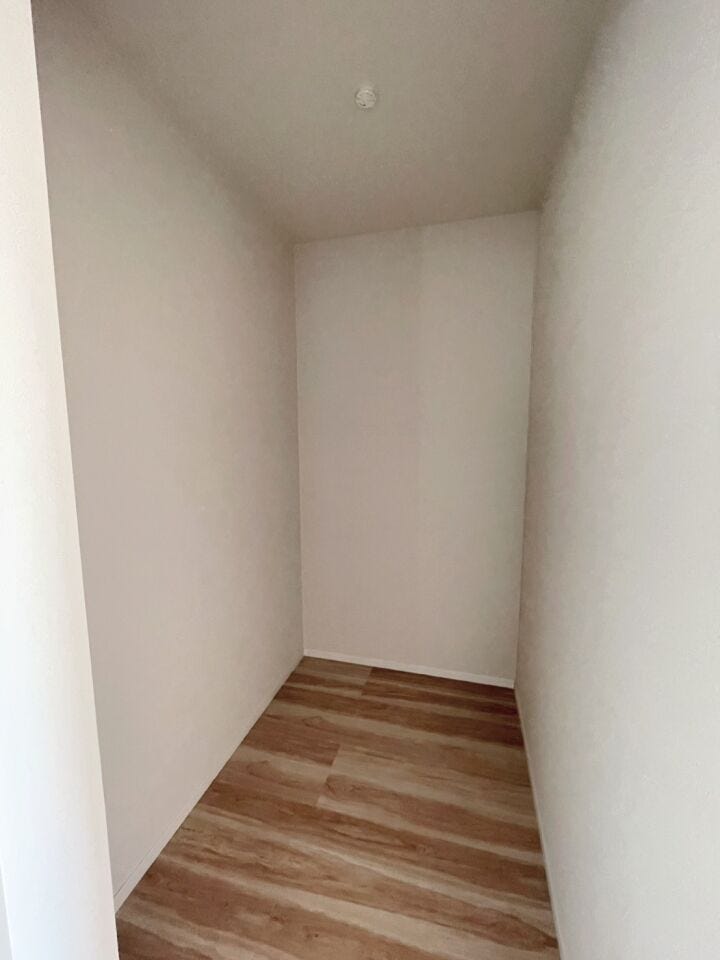 \たっぷり収納できるウォークインクローゼット/
衣類や季節物もすっきり収まる大容量設計。整理整頓がしやすく、毎日のコーディネートも快適に楽しめます。