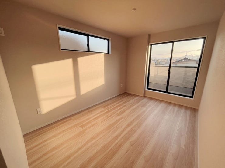 \心安らぐ主寝室/
ゆとりある広さで、ベッドや家具の配置も自在。落ち着いた空間設計が、一日の疲れをやさしく癒し、上質な眠りへと導きます。