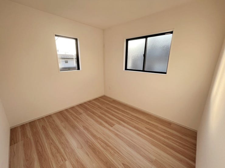 \多用途に使える2階洋室/
子ども部屋や書斎、趣味の空間としても活躍。採光にも配慮された明るい室内で、ライフスタイルに合わせて柔軟に使えます。