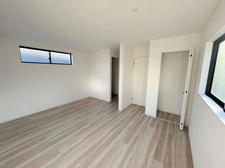 \暮らしにフィットする2階洋室/
プライベート空間としてゆったり使える一室。ベッドやデスクも置きやすい間取りで、将来の使い方にも柔軟に対応できます。