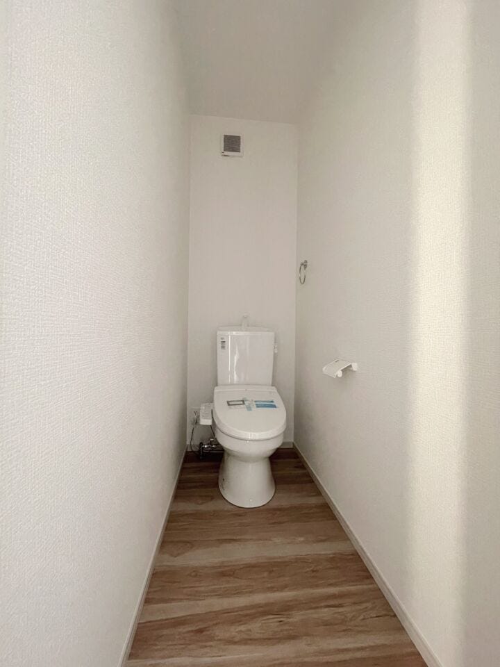 \清潔感あふれる洗浄便座付きトイレ/
1階に配置された使いやすい設計。快適な機能性と落ち着いた空間で、毎日の暮らしをさりげなく支えます。