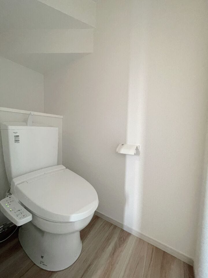 \2階にもトイレがあって快適/
朝の忙しい時間帯も混み合いにくく、使い勝手の良い設計。清潔感のある空間で、毎日の暮らしをより快適に支えます。