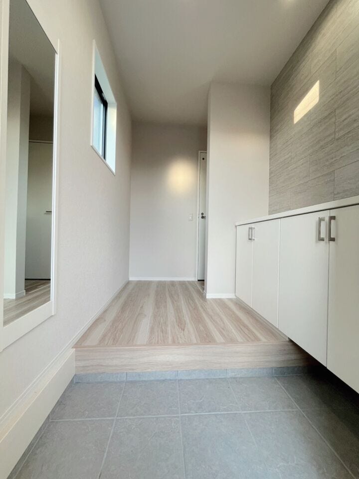 \住まいの第一印象を彩る玄関/
ゆとりある空間設計で、家族の「いってきます」と「ただいま」を心地よく迎えます。収納力も備え、すっきりとした玄関を保てます。