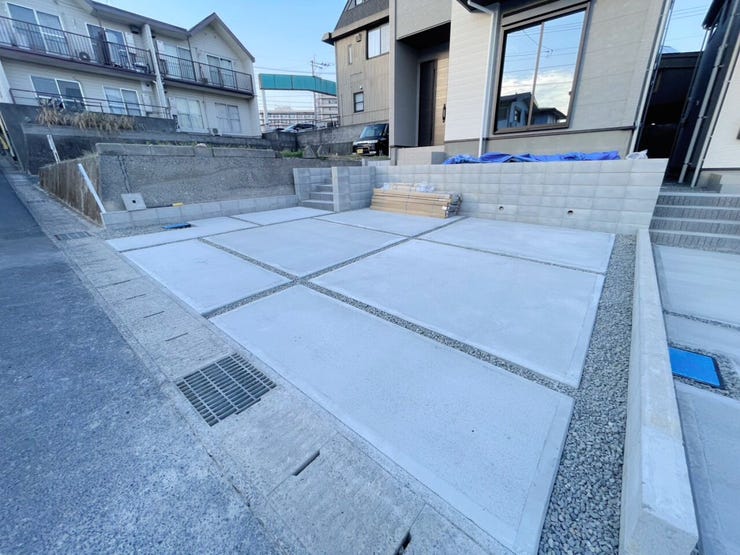 \ゆとりの駐車スペース3台分/
ご家族それぞれの車はもちろん、来客時も安心の広さ。日々の通勤やお出かけもスムーズな、使い勝手の良い駐車場です。