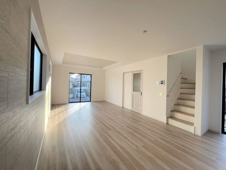 \家族の笑顔が広がる住まい/
明るいリビングで自然と集う毎日。新築ならではの安心と心地よさを、ぜひご体感ください。