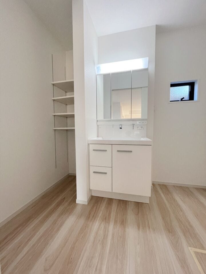 \清潔感あふれる洗面空間/
ゆとりある洗面室は、朝の身支度もスムーズ。収納もしっかり確保され、毎日を快適にサポートする使い勝手の良い空間です。