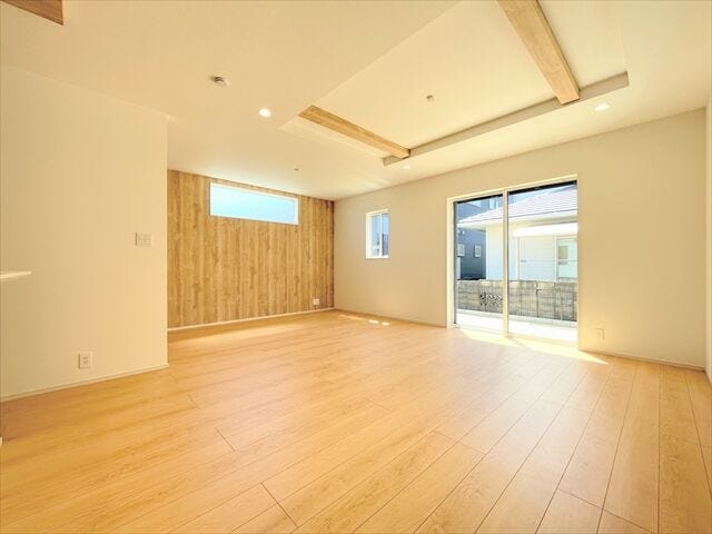 大きめのソファーを設置して自然と家族が集まる空間に◎
ほっこりと安らげるリビングなら、必然的に家族と過ごす時間も増えますね。