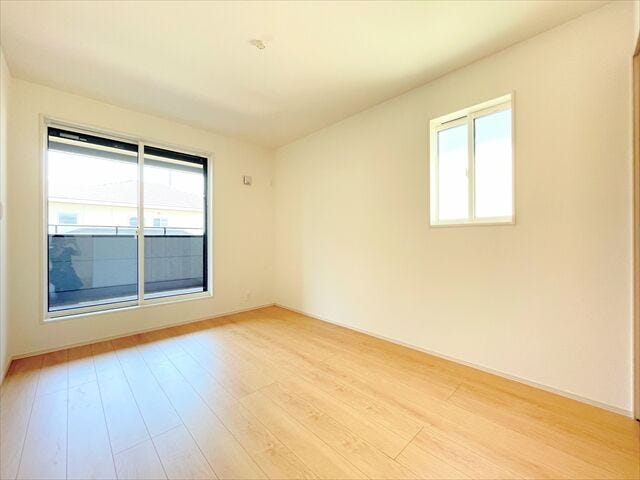 2面採光で明るい洋室。
寝室や子ども部屋として使いやすい一室です。