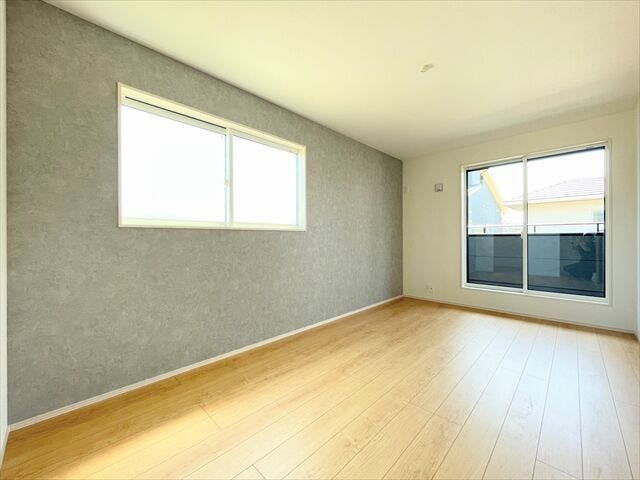 アクセントクロスで、
お部屋に落着き感のある大人の空間を演出。
外からの採光を取り入れることが出来るデザイン性の高い空間です。