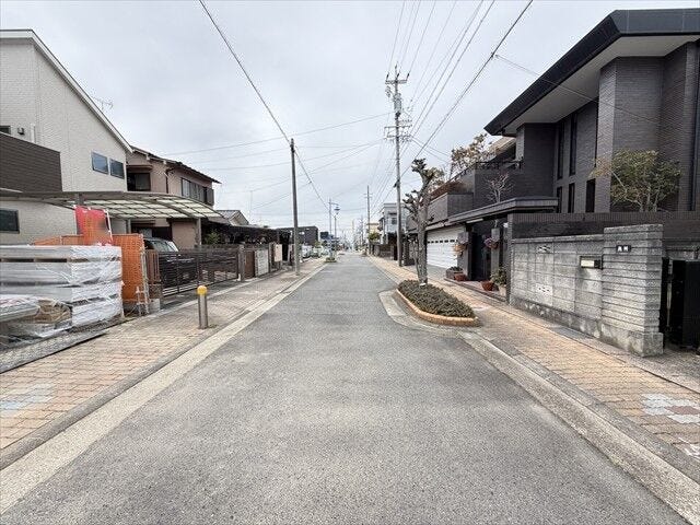 幅員約8mの前面道路です。広々としていて、街並みが開放的で圧迫感がありません。