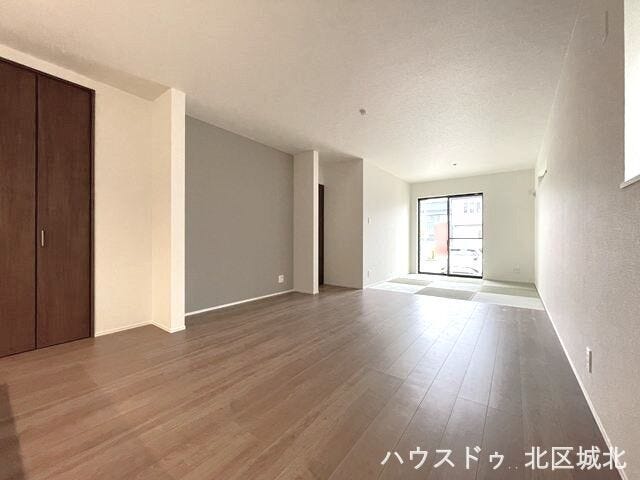 広々とした空間にスッキリと家具を配置すれば、
いつでも片付いた状態をキープできます。