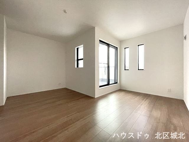 【9.7帖洋室】
バルコニーへ出入りが可能です。大きな窓の設置があるので開放感のあるお部屋です。