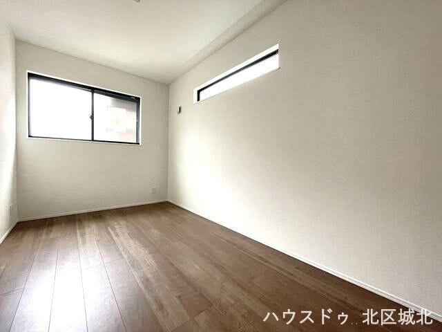 【5.7帖納戸】
自然光が穏やかに差し込み、落ち着いた雰囲気の中でゆっくりとくつろげる静かな空間です