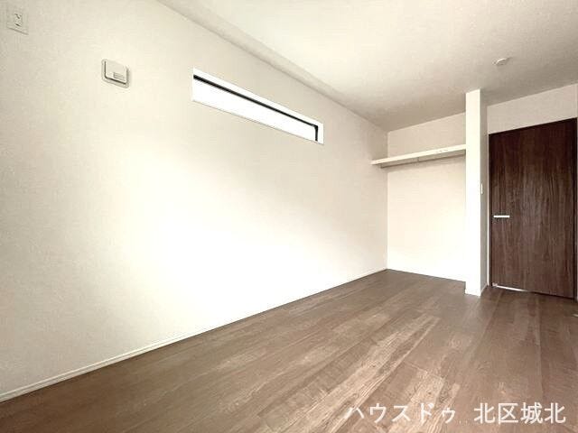 【5.7帖納戸】
ラックや棚などを設置して、
片付ける作業が自然な生活の中に溶け込む習慣になれば嬉しいですね。