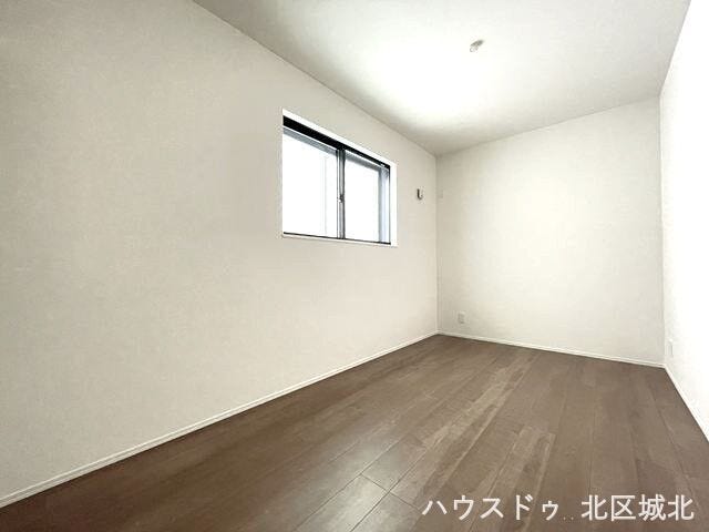 【5.7帖納戸】
自分専用の場所があるので
リビングダイニングに自分のものを置きっぱなしにすることもなくなります。