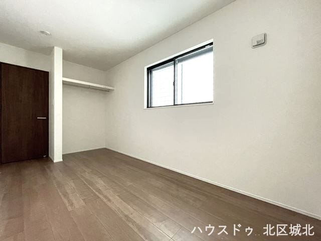 【5.7帖納戸】
光がしっかり入るお部屋。
快適に過ごせるプライベート空間です。