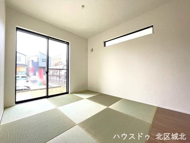 【リビング隣接タタミコーナー】
LDKと隣接した和室。
お客様へのおもてなしスペースにぴったりです。