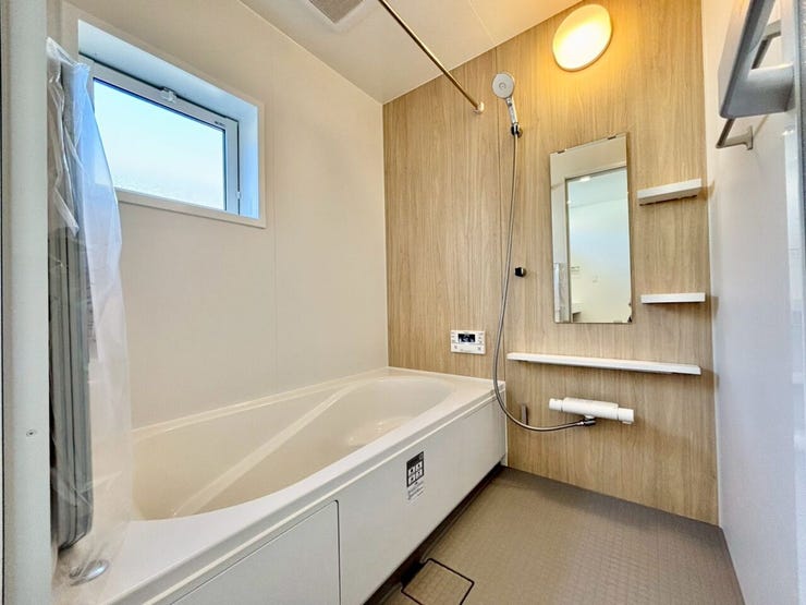 浴室に物干し竿があるため室内で洗濯物を干すことができ、 雨の日や寒い季節など、外に干すことが難しい場合に重宝します!