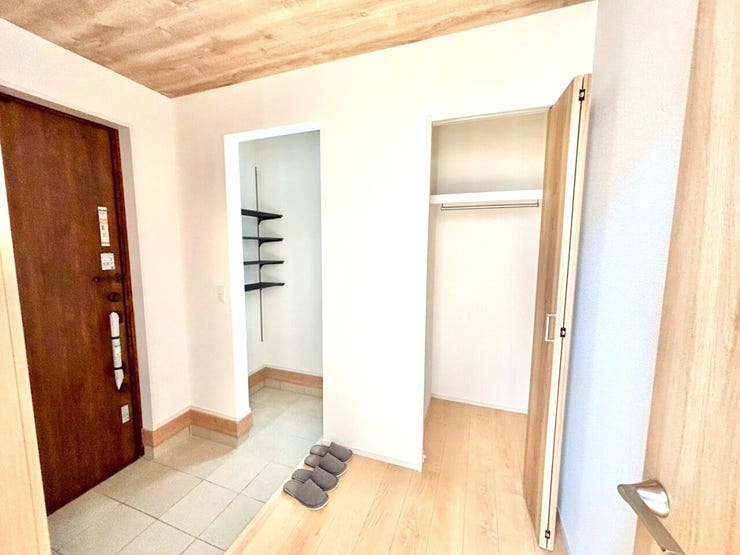 玄関に外出用品やアウター類を収納することで、外出の準備が効率的になります♪