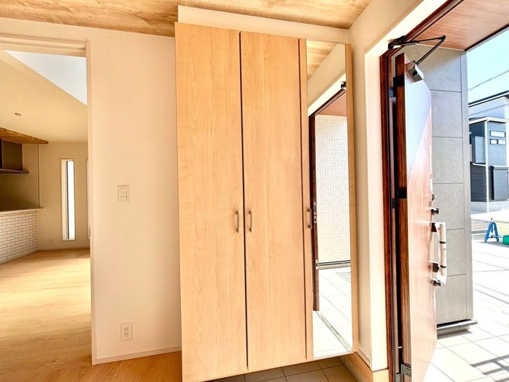 姿見付きのシューズボックスは出かける前に全身を確認できるため、服装や靴のコーディネートを整えるのに便利です!