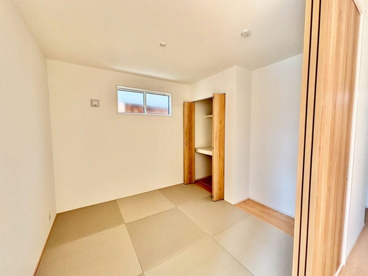 1階の洋風和室は客間、趣味部屋、お子様の遊び場などさまざまな用途に柔軟に対応できる空間となります!