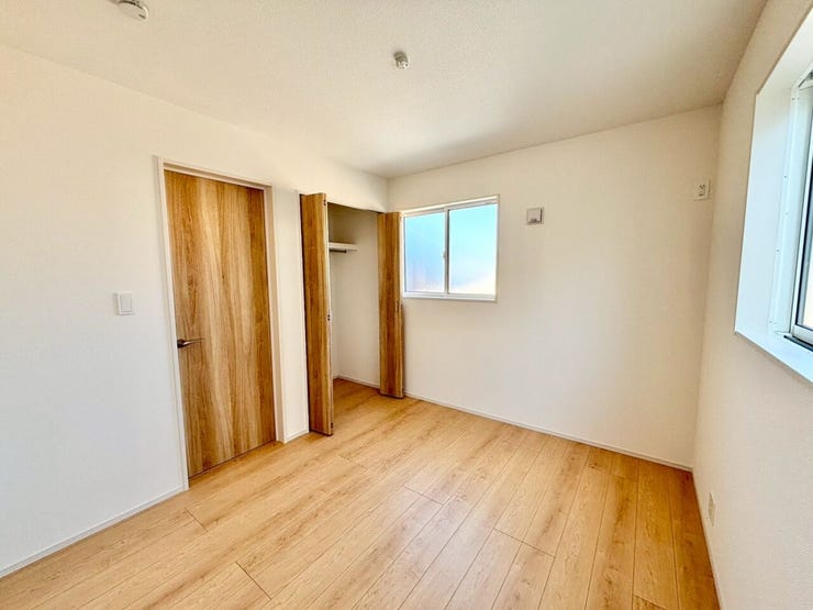 広々としたお部屋は家具の配置やインテリアデザインがしやすく、自分好みの居心地の良い空間を作れます♪