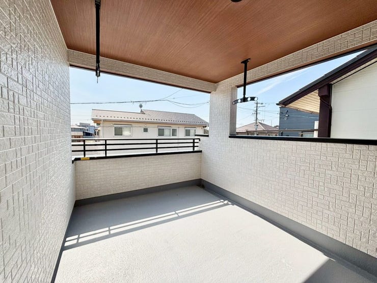 インナーバルコニーは雨や風、直射日光を防ぐ構造になっているため、洗濯物を干す場合でも安心して使用できます♪