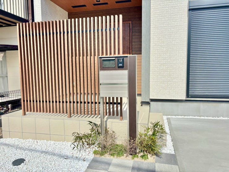 スリットフェンス付きの玄関は、外からの視界を遮りプライバシーを保護しつつ風や光は通してくれます♪