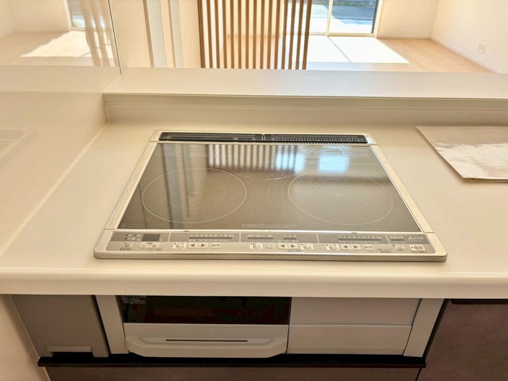 フラットなガラストップなので、吹きこぼれや油汚れもサッと拭くだけできれいになります。手間が少なく、清潔感を保ちやすいです!