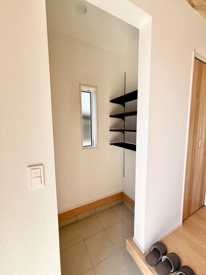 土間収納は靴だけでなく、傘、アウトドア用品、ベビーカーなど、外で使うアイテムをまとめて収納できます♪