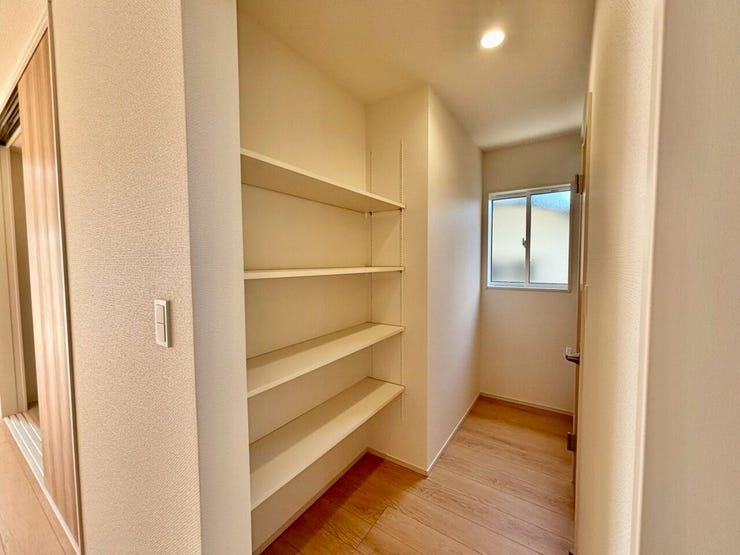 廊下にも収納を設けることで、溢れがちな日用品もすっきり収納することが出来ます♪