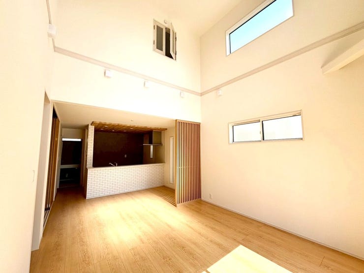 ゆったりと過ごせる広さのリビングは家具を配置しても圧迫感が少なく、快適な生活空間を確保できます!