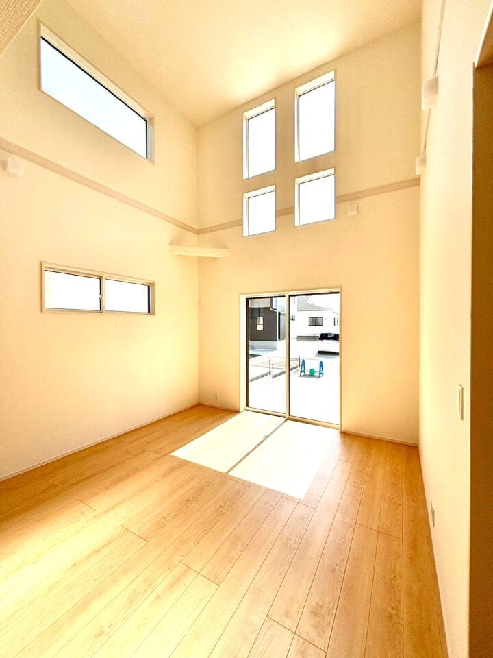 リビングに吹抜けがあり、天井が高くなることで明るく開放感がある空間が広がります♪