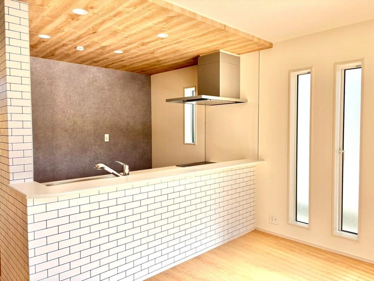 おしゃれな雰囲気を演出するタイル調のキッチンとポップアップ天井!