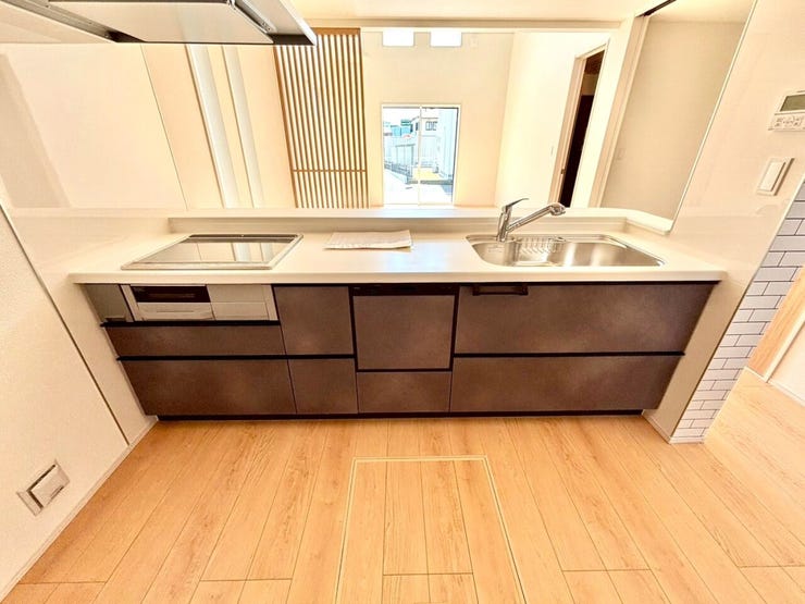 カウンターキッチンはリビングにいる家族の様子を見ながら調理できるため、小さなお子様がいるご家庭にもおすすめです♪