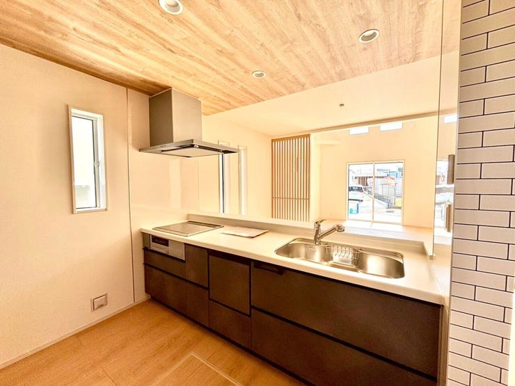 キッチンに窓があると換気が必要なときにすぐに風を通すことができるため、料理の匂いや熱気を逃がしやすいです!