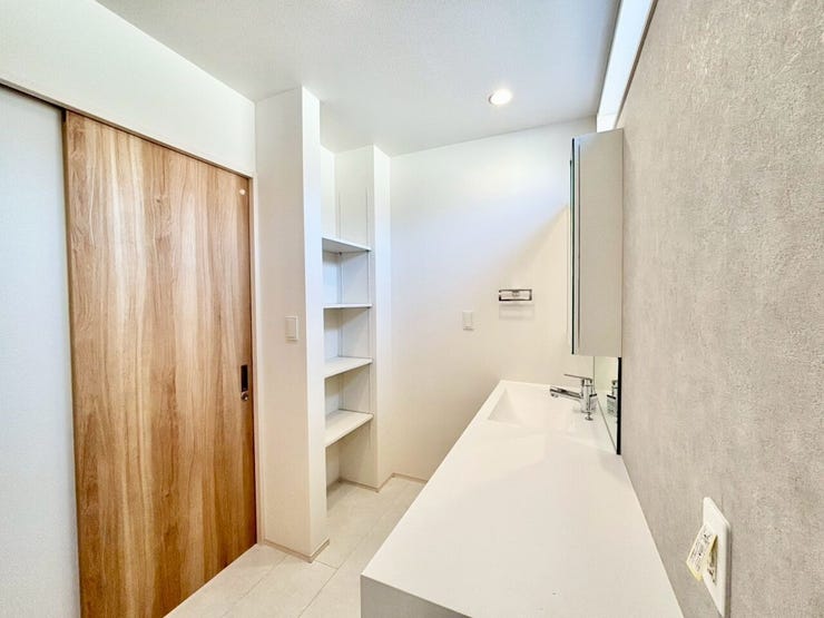 洗面所に収納があるとタオルや着替えをスムーズに取り出したり、日用品のストックを確保できるため使い勝手が良いです!