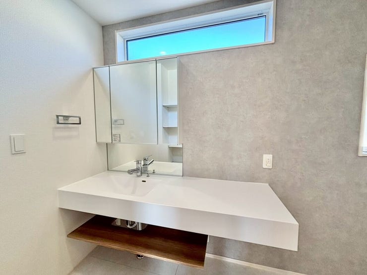 三面鏡付き洗面台は鏡の裏に大容量の収納があり、収納物を隠すことが出来ます!