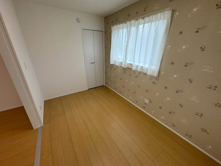 リビングからお子様の様子を見守れるので、お子様部屋にぴったりです。