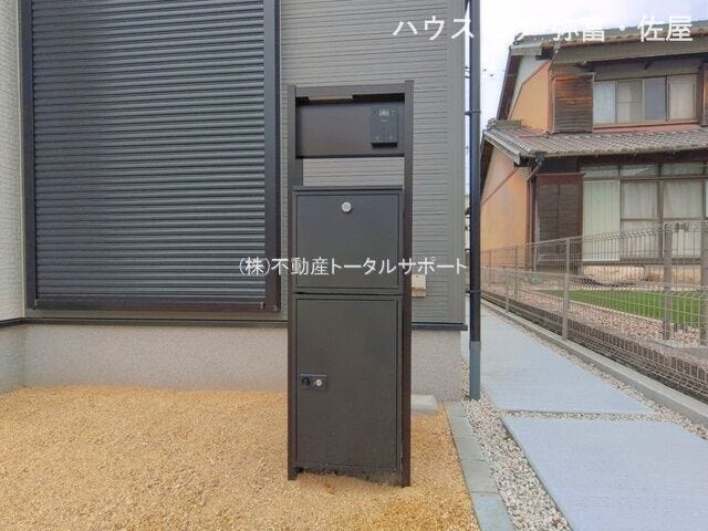 留守中でも宅配便が受け取れる宅配ボックス付き!