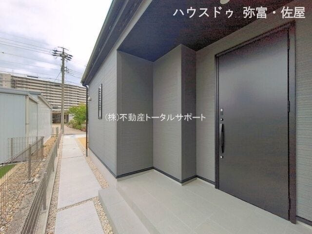 玄関ポーチに屋根があることで、天候の悪い日も玄関の出入りがしやすくなります♪